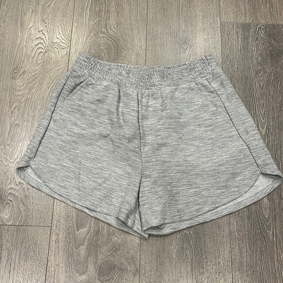 Old Navy pull on shorts in grey - Picture 1 of 3